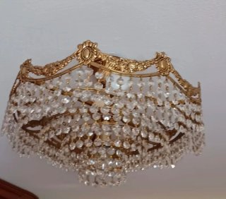Lámpara de salón dorada con cristales