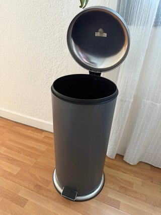 Cubo de basura metálico con pedal