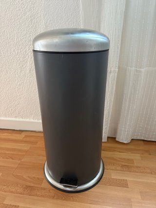 Cubo de basura metálico con pedal