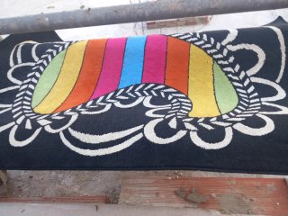 Alfombra negra con diseño multicolor