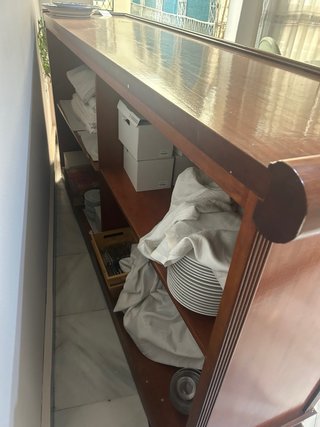 Barra de madera maciza con estantes