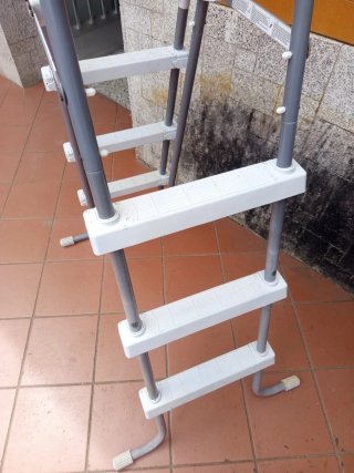 Escalera Piscina Metal y Plástico