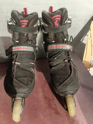 Patinetes en línea negros y rojos