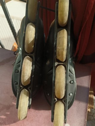 Patinetes en línea negros y rojos