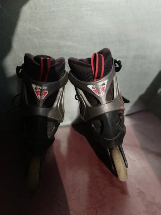 Patinetes en línea negros y rojos