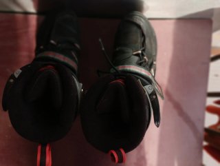 Patinetes en línea negros y rojos