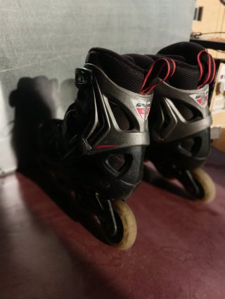 Patinetes en línea negros y rojos