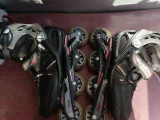 Patinetes en línea negros y rojos