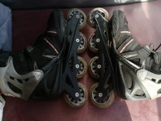 Patinetes en línea negros y rojos