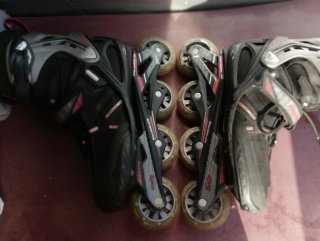 Patinetes en línea negros y rojos