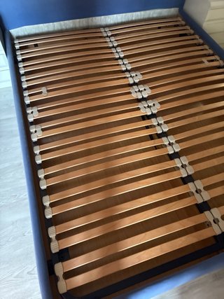 Estructura de cama azul con somier