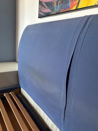 Estructura de cama azul con somier