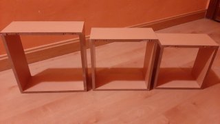 Estantería de pared y 3 cuadradas a juego