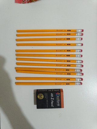 12 Matite HB 2 Colore Nuove dotate di gommino.