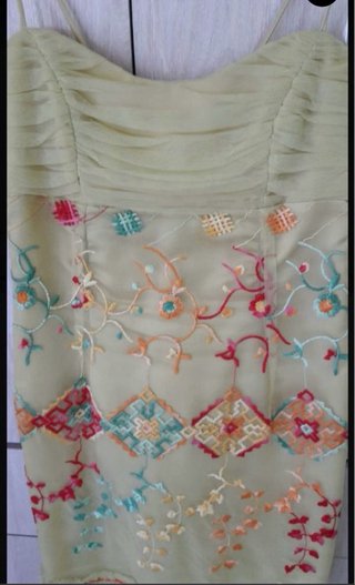 Vestido amarillo bordado