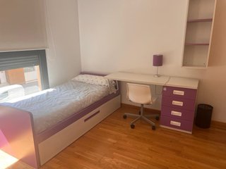 Mesa escritorio y estantería infantil