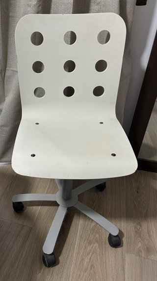 Silla de oficina blanca con ruedas