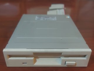 ANTIGUA DISQUETERA INTERNA DE 3,5” MARCA SAMSUNG