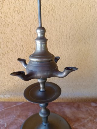 Lámpara de aceite antigua de latón