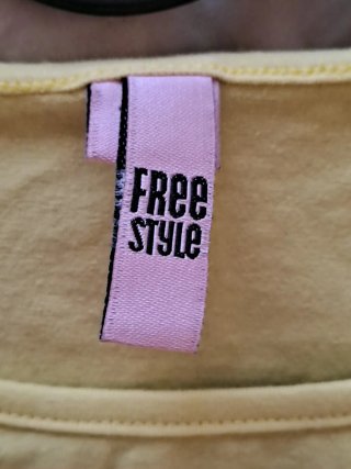 Camiseta básica amarilla con lazo