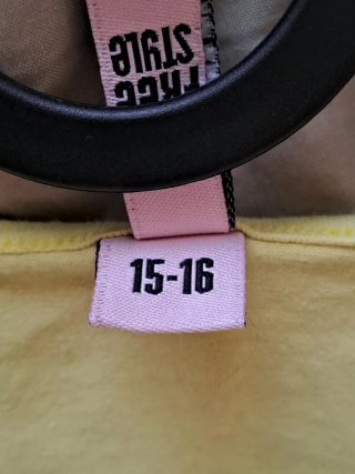 Camiseta básica amarilla con lazo