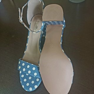 Sandalias de tacón con lunares