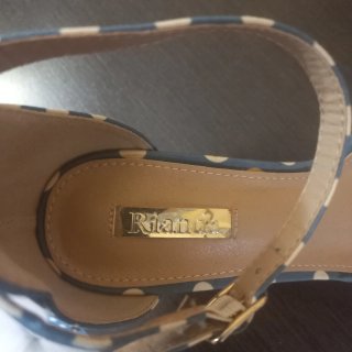 Sandalias de tacón con lunares