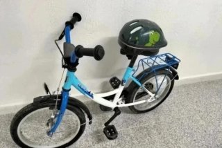 Bicicleta infantil 16'' con casco y ruedines