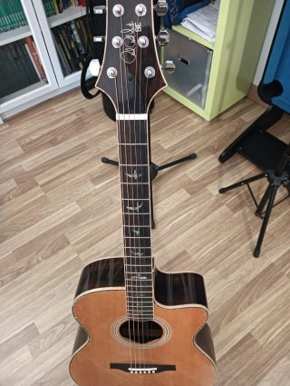 Guitarra acústica PRS SE con funda