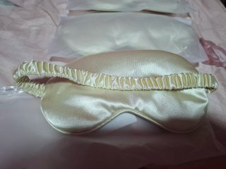 Antifaz de seda beige/dorado