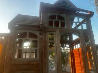 Parque infantil madera jardín con tobogán