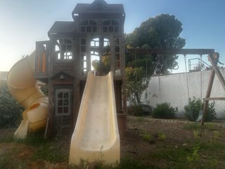Parque infantil madera jardín con tobogán