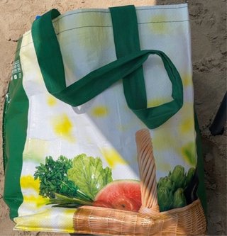 2 bolsas llenas de ropa de mujer