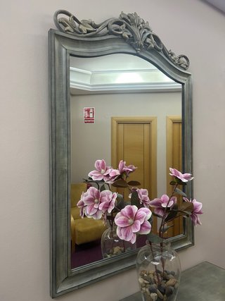 Mueble recibidor y espejo decorativo