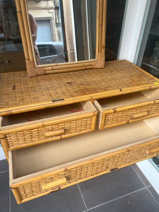 Mueble de mimbre con espejo