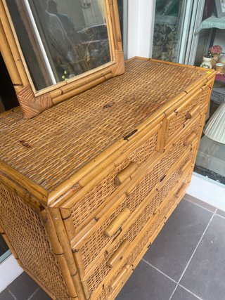 Mueble de mimbre con espejo