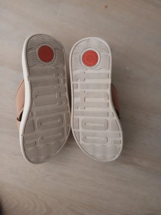 Sandalias Fitflop Beige con Hebillas