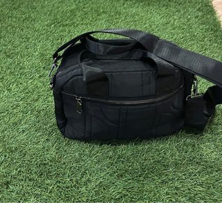 Bolso negro acolchado