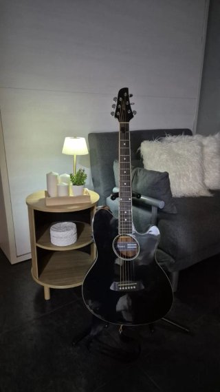 Guitarra Acústica Azul. Casi Nueva