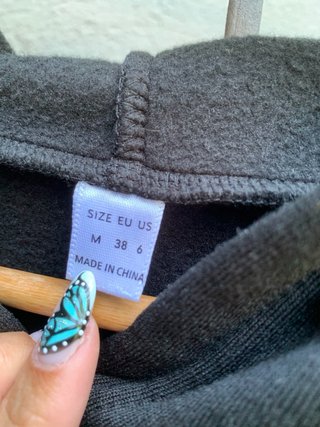 Sudadera negra con capucha