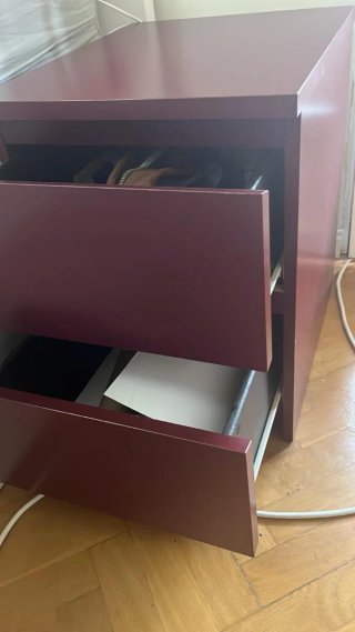 Mesita de noche Ikea Malm Roja