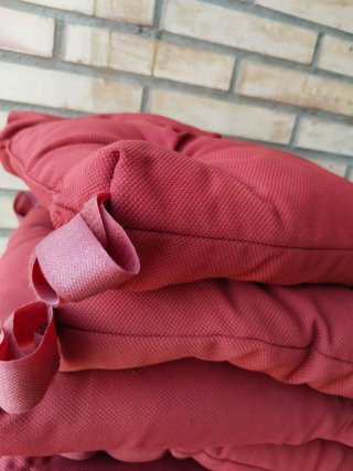 Cojines de exterior rojo burdeos.