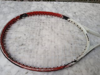 Raqueta de tenis blanca y roja