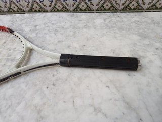 Raqueta de tenis blanca y roja