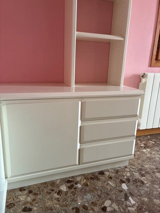 Cómoda blanca con cajones