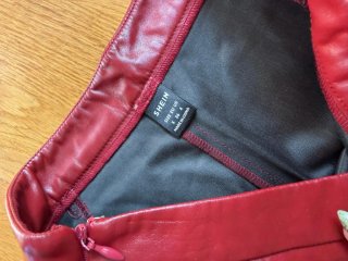 Pantalón efecto piel rojo