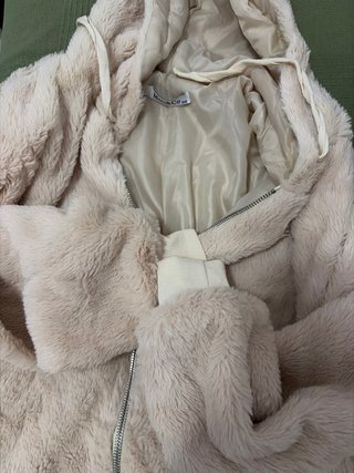 Chaqueta peluche beige con capucha