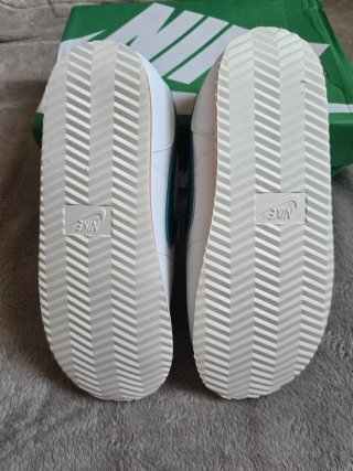 Nike Cortez Blancas y Verdes T. 37.5