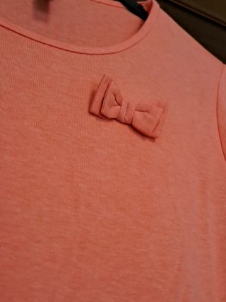 Camiseta básica coral neón con lazo