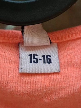 Camiseta básica coral neón con lazo